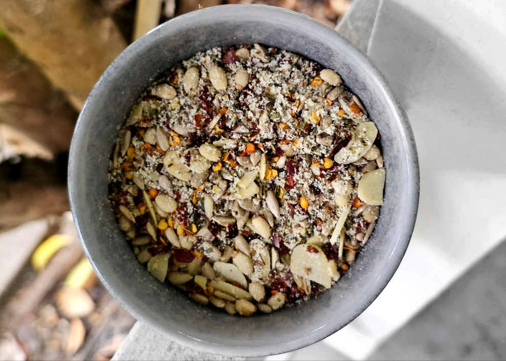 Spearmint, Basil, 
Linseed, Sunflower, 
Almond, Pine Nut, Parsley 
& Red Capsicum